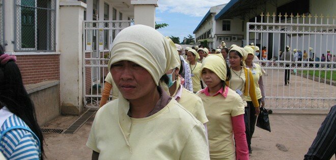 A la sortie d'une usine textile de Phnom Penh (Cambodge)