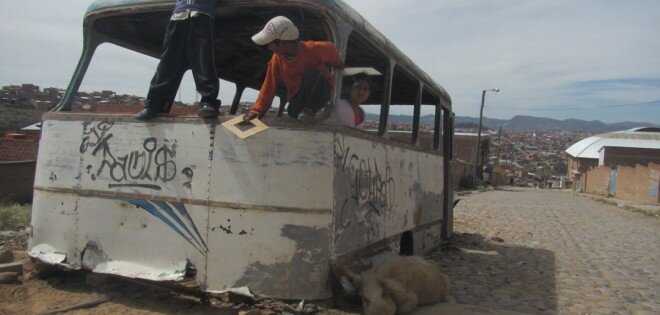 « Voici une carcasse de bus avec un cochon qui dort à l’ombre. » (Bolivie)
